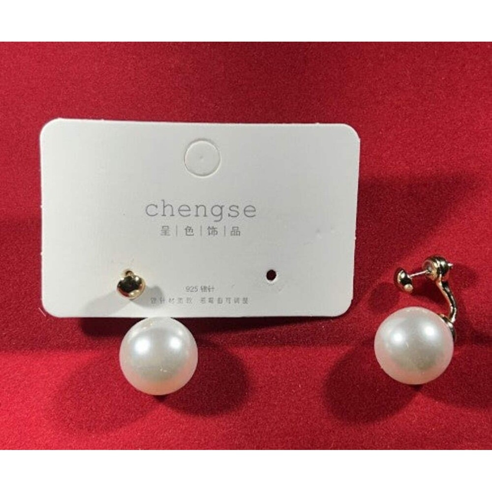 Stud pearl earring